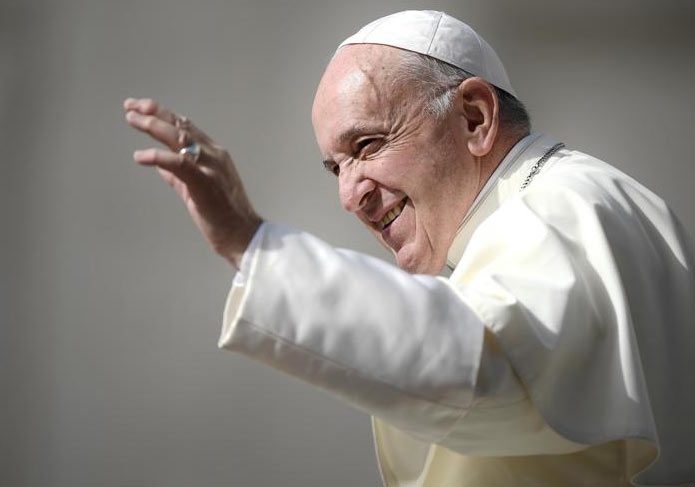 papa Francesco saluta
